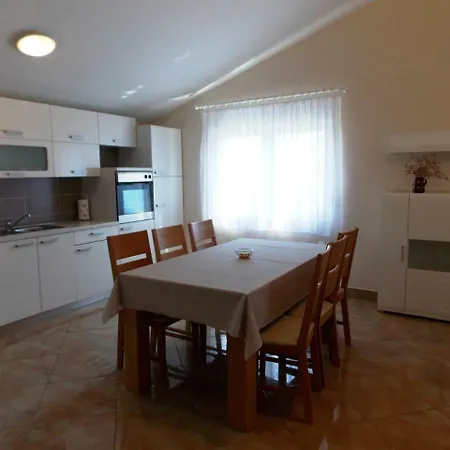 Apartment Vir アパート *