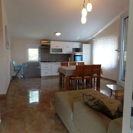 Apartment Vir アパート *